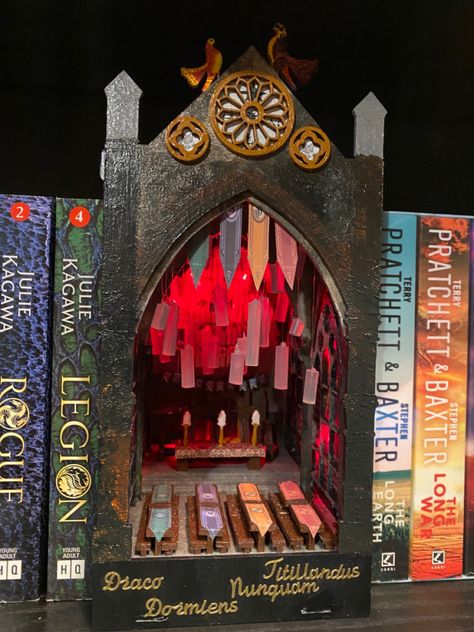 Hogwarts Book Nook, Harry Potter Nook Book, Disney Book Nook, Game Of Thrones Book Nook, Book Nook Shelf Insert Diy Harry Potter, Harry Potter Creative Ideas, Harry Potter Book Nook Diy, Room Boxes Miniature Dioramas, Booknook Harry Potter