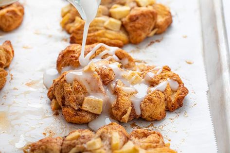 Baked Apple Fritters are a quick and easy way to enjoy an Apple Fritter without any deep-frying or oil, but still delicious and topped with a sweet glaze. Blueberry Fritters Recipe, Baked Apple Fritter, Baked Fritters, Quick Apple Dessert, Baked Apple Fritters, Baked Apple Dessert, Baked Apple Recipes, Baked Goods Recipes, Apple Spice Cake