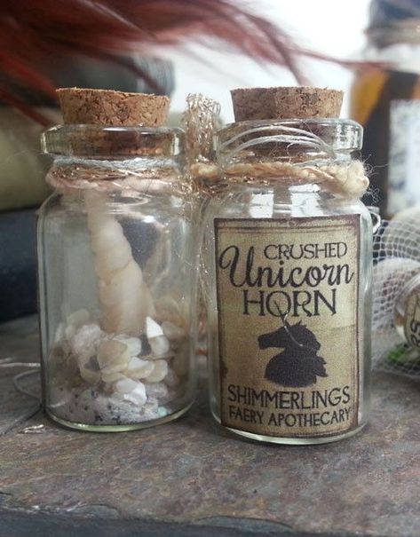 Halloween Potion Bottles, Halloween Apothecary, Diy Unicorn, Halloween Bottles, Magic Bottles, Halloween Potions, Harry Potter Halloween, Harry Potter Crafts, Bottle Charms