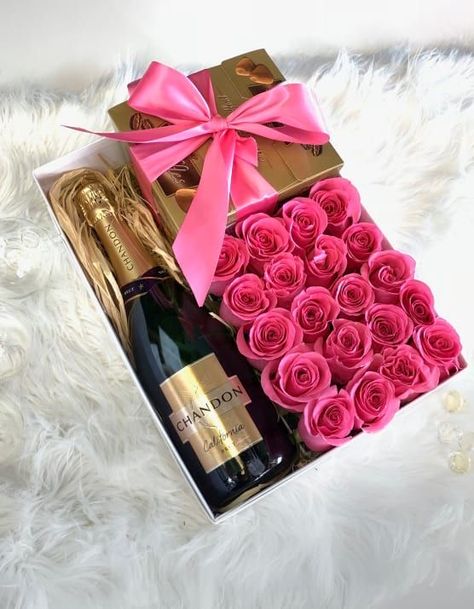 Champagne And Chocolate Gift, Champagne And Chocolate, Wine Gift Box Ideas, Gift Box Ideas, Chocolate City, Săpunuri Handmade, Wine Gift Baskets, Flower Box Gift, Wine Baskets