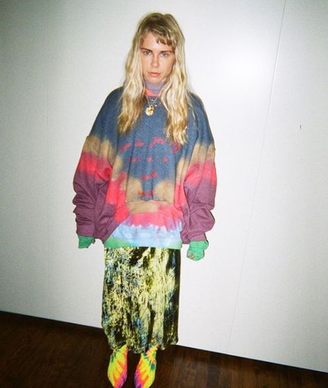 Tie Dye trend: Always Judging in tie dye Colourful Outfit Ideas, Courtney Trop, Holiday Capsule Wardrobe, Always Judging, Fashion Tips For Girls, 90s Trends, Tie Dye Fashion, How To Tie Dye, Womenswear Fashion