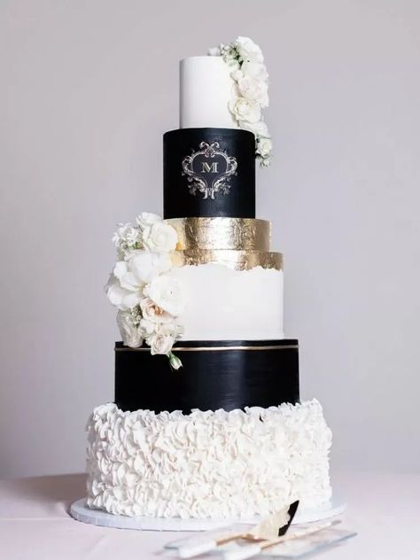 Wedding Cake Fillings, Cakes With Flowers, Romantic Black And White, White And Gold Wedding Cake, Knotting Hill, Black And White Wedding Cake, Beauty And Beast Wedding, Black And White Wedding Theme, Lush Wedding