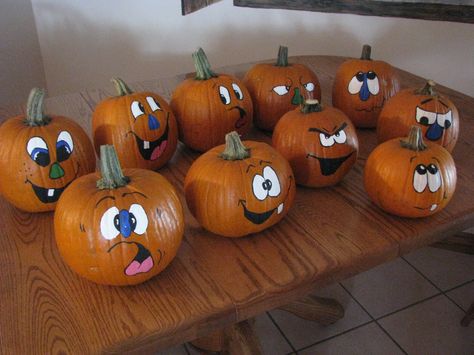 painted pumpkins faces Pumpkin Carving Cute Face, Pumpkins Faces, Scared Pumpkin, Disney Pumpkins, Autumn Produce, Savannah Banana, Pumpkin Designs Painted, Pumpkin Face Paint, Painted Pumpkin Ideas