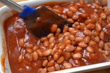 Easy to Make Crock-Pot Baked Beans Recipe Baked Pinto Beans Recipe, Backyard Bbq Appetizers, Bake Beans, Baked Beans Crock Pot, Canned Baked Beans, Slow Cooker Baked Beans, Easy Baked Beans, Bbq Baked Beans, Pinto Bean Recipes