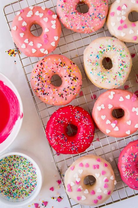 The brightest homemade donut glaze Homemade Donut Glaze, Donut Glaze Recipes, Donuts Aesthetic, Homemade Donut, Pink Dessert Tables, Donuts Gourmet, Making Donuts, Easy Donuts, Pink Desserts