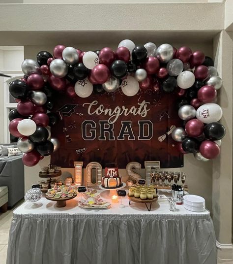 Burgundy Grad Party Decorations, Maroon And Gray Graduation Party, Maroon And Silver Graduation Party Ideas, Graduation Room Decoration Ideas, Texas A&m Party Decorations, Graduation Cake Table Decorations, Burgundy Graduation Cake, Maroon Graduation Cake, Graduation Mantel Ideas