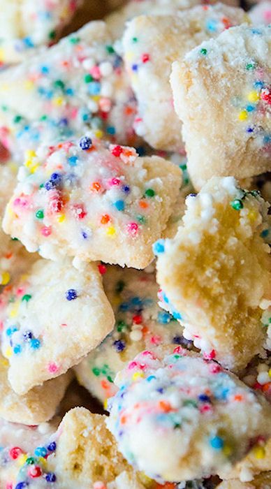 Cake Batter Puppy Chow Pistachio Puppy Chow, Cake Batter Puppy Chow, Chex Mix Recipes Original, Puppy Chow Chex Mix Recipe, Chex Mix Puppy Chow, Marshmallow Popcorn, Puppy Chow Recipes, Snack Mixes, Chex Mix Recipes