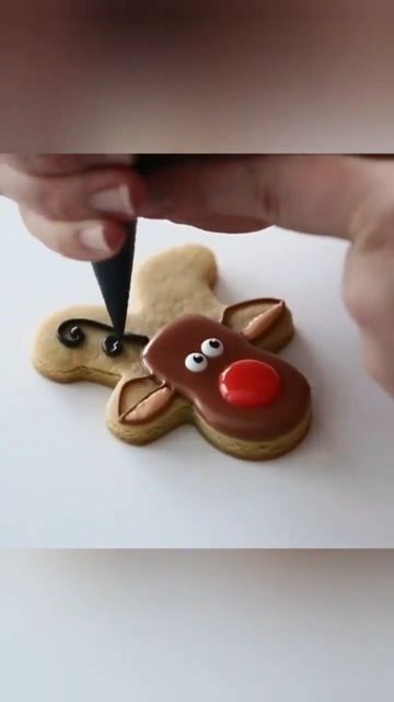 Stephanie | Little Cookie Co on Instagram: "Just a Gingerbread man turned upside down to create the one and only rudolph! Such a great cutter flip (whoever thought of it is awesome!!) . . . . #decoratedbiscuits #decoratedsugarcookies #rudolphcookies #christmasbaking #christmascookiesdecorating #royalicingcookies #cutterflip #howtodecoratecookies" Little Cookie Co, Cute Christmas Desserts, Rudolph Cookies, Royal Icing Decorated Cookies, Christmas Sugar Cookies Decorated, Cute Christmas Cookies, Iced Biscuits, 2024 Ideas, Christmas Cookie Exchange