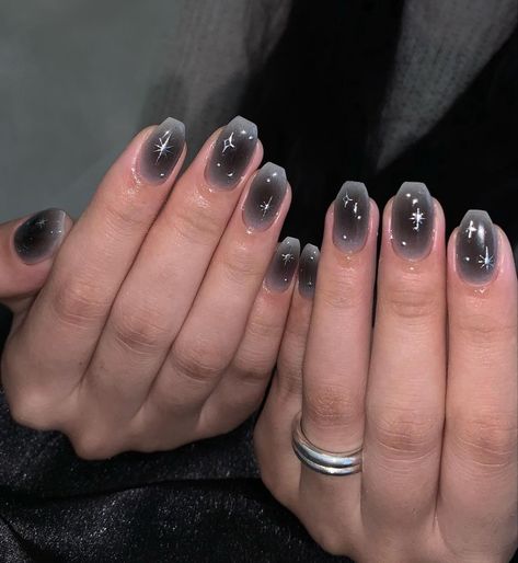 Short Almond Acrylic Nails Gray, Black And Silver Nails Acrylic Short, Gray Star Nails, Black Aura Nails With Chrome, Black Silver Star Nails, Black And Silver Aura Nails, Black Aura Nails Short, Gray Aura Nails, Star Aura Nails