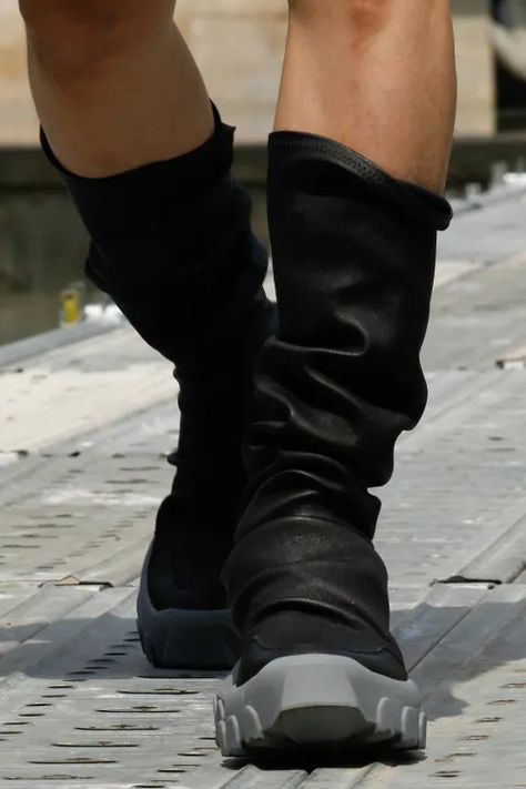 Rick Owens Fashion, Modern Menswear, Designer Shoes Sneakers, Techno Fashion, Modern Womens Fashion, Big Men Fashion, German Fashion, Stylish Mens Fashion, Shoe Gallery