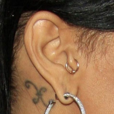 Rihanna Ear Lobe, Tragus Piercing | Steal Her Style Rihanna Ear Piercings, Rihanna Piercings, Henna Style Tattoos, Captive Bead Ring, Double Ear Piercings, Diy Easter Gifts, Henna Style, Steal Her Style, Tragus Piercing