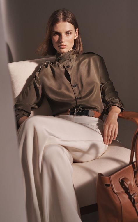 Editorial Vogue, Ralph Lauren Womens Clothing, Country Manor, Mode Editorials, Vogue Editorial, Tim Walker, Classic Blouses, Peter Lindbergh, Vogue India