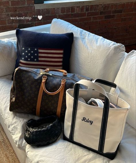 Weekend Bag Aesthetic, Old Money Duffle Bag, Old Money Aesthetic Purses, Money In Duffel Bag Aesthetic, Louis Vuitton Old Money, Bag Full Of Money Aesthetic, Boat Tote, Nyc Girl, What In My Bag