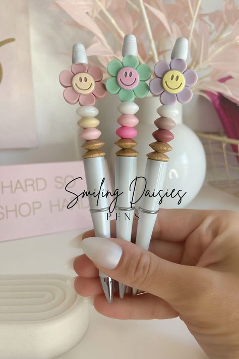 White pens with smiling face daisy beads and abacus beads in lavender, mint, yellow and neutral tones Beadable Pen Ideas, Daisy Smiley Face, Silicone Bead Ideas, Bead Pens, Pen Ideas, Pen Craft, Diy Silicone, Beaded Pens, Beadable Products