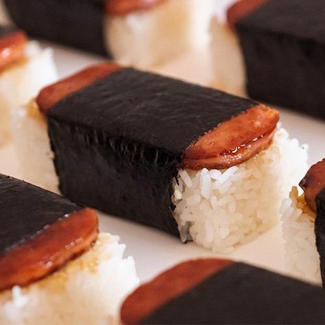 Hawaiian Musubi, Manapua Recipe, Spam Musubi Recipe, Musubi Recipe, Hormel Recipes, Hawaiian Recipes, Spam Musubi, Cooking With White Wine, Hawaiian Dishes