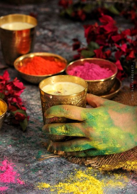 Showcasing the festival of colors Holi with gulal, flowers and chilled thandai glasses held by a colored hand! Holi Aesthetic, Holi Vibes, Holi 2024, Holi Pictures, Old Film Stars, Holi Festival Of Colours, Festival Aesthetic, Holi Images, Diwali Decorations At Home