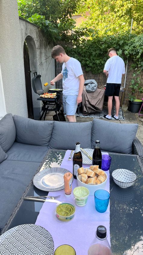 Aesthetic Food Burger, Fake Snaps Day, Date Ideas Friends, Outside Party Ideas, Aesthetic Summer Party, Aesthetic Food Photography, Aesthetic Outside, Starboy Aesthetic, Summer Date Ideas