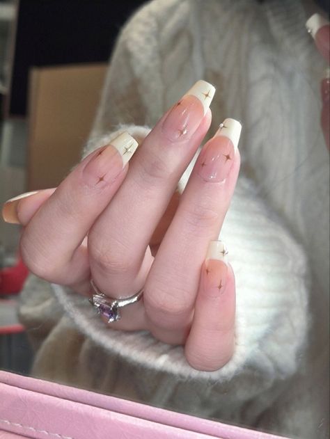 Aesthetic Nail Designs French Tip, French Tip Douyin Nails, Korean Nails Ideas White, Douyin French Tip Nails, Korean Nails French Tip, Douyin French Nails, Chinese Almond Nails, Korean Idol Nails, Almond Nails Douyin