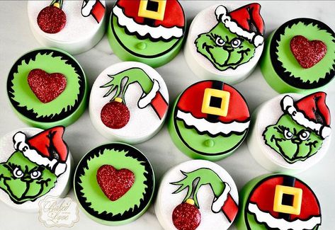 Baked with Love on Instagram: ““You’re a mean one, Mr. Grinch!” 💚💚💚 Had the most fun making Grinch themed chocolate covered Oreos!!!🎄🎅🏼⛄️❄️ Merry Christmas & Happy New…” Grinch Cupcakes, Grinch Food, Themed Chocolate Covered Oreos, Mr Grinch, Baked With Love, Grinch Party, Grinch Christmas Decorations, Chocolate Covered Treats, Covered Oreos