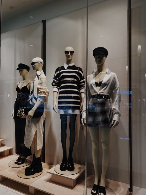 Fashion Merchandising Aesthetic, Mannequin Styling, Luxury Retail Store, Fashion Mannequin, Clothing Store Displays, Look Boho Chic, Visual Merchandising Displays, Window Display Design, Model Ideas