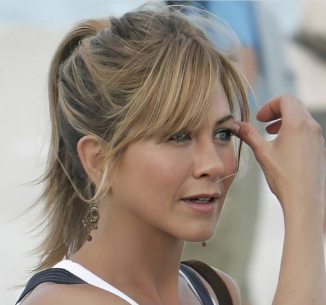 Jennifer Aniston Bangs Fringes, Jennifer Aniston Hair With Bangs, Jennifer Aniston Fringe, Actresses With Bangs, Bangs Jennifer Aniston, Jennifer Aniston Bangs, Jennifer Aniston Hair Color, Side Fringe Hairstyles, Aniston Jennifer