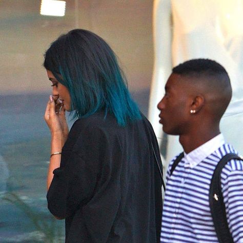 Blue Tip Hair, Black Hair With Blue Tips, Blue Hair Tips, Kylie Jenner Blue Hair, Blue Hair Ombre, Kylie Jenner Short Hair, Black And Blue Hair, Black Blue Hair, Blue Tips Hair