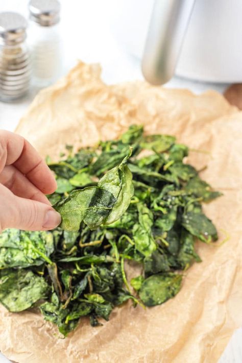 Crispy air fryer spinach chips are the bomb! A healthy snack with tons of flavor and fun to eat, make these in your Ninja Foodi or Cosori too. #spinachchips #airfryerspinach Air Fryer Spinach, Kale Chips Recipe Baked, Spinach Chips, Dehydrated Recipes, Fried Spinach, Kale Chips Baked, How To Make Spinach, Kale Chip Recipes, Dehydrated Vegetables