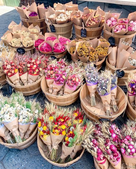 things to do in new york New York City Flowers, Spring In New York City, Flower District New York, New York In The Spring, Flower Crown Ideas, Hobbies Aesthetic, Diy Flower Projects, Flower Shop Interiors, Garden Wedding Flowers