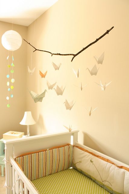 oragami bird mobile. Would love to have family members each contribute one to hang. Paper Crane Mobile, Perlengkapan Bayi Diy, Origami Tattoo, Crane Mobile, Origami Mobile, Diy Baby Mobile, Bird Mobile, Paper Cranes, Tattoo Paper