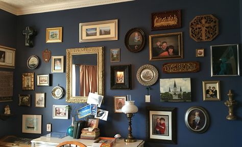 Picture Frames On Dark Blue Wall, Gallery Wall On Dark Blue Wall, Dark Blue Gallery Wall, Navy Blue Gallery Wall, Navy Gold Dining Room, Blue Family Room Walls, Moody Blue Dining Room, Wall Color With White Trim, Navy Wall Color