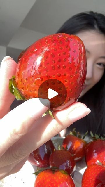 How To Make Tanghulu In The Microwave, How To Make Tanghulu, Microwave Tanghulu, Candy Strawberries, Strawberry With Chocolate, Eating Strawberry, Japanese Fruit, Fruit Ideas, Fruit Creations