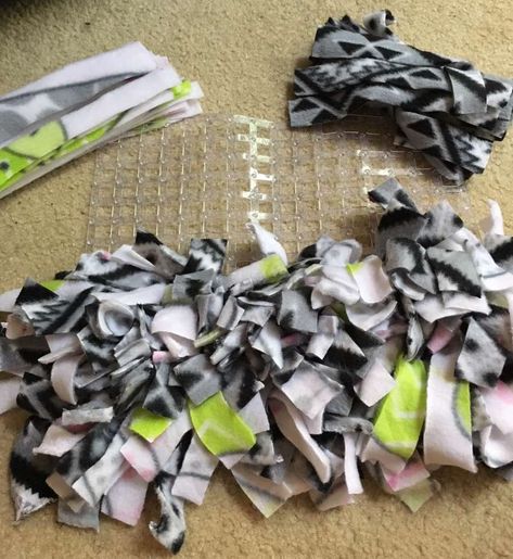 Make A Snuffle Mat, Diy Snuffle Mat, Animal Rescue Fundraising, Homemade Dog Toys, New Puppy Checklist, Chat Diy, Puppy Checklist, Dogs Diy Projects, Dog Washing Station