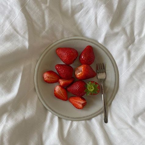 AMAKA (@amaka.hamelijnck) • Fotos y vídeos de Instagram Amaka Hamelijnck, Aesthetic Instagram Feed, Strawberry Desserts, Kawaii Food, Kawaii Aesthetic, Cute Desserts, How To Eat Less, Summer Fruit, Fruit Recipes