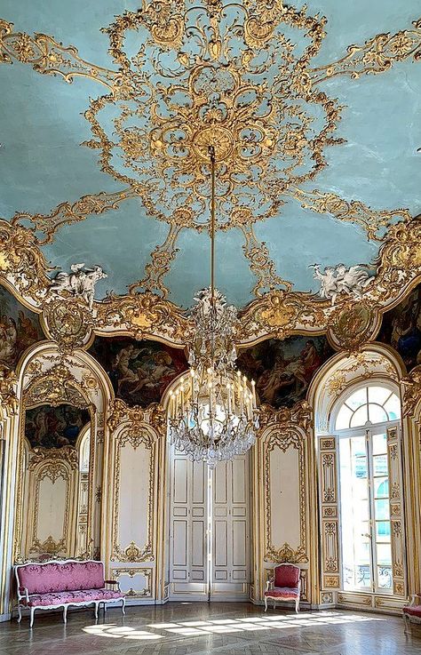 French Castle Interior, Country Living Room Design, Rococo Interior, Western Interior, Royal Room, Deer Photography, Rococo Art, Arts Magazine, French Castles