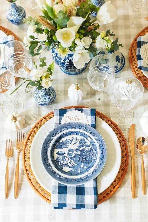 Blue And White Table Setting, White Table Setting, Blue And White Plates, Blue Table Settings, Tafel Decor, Blue White Decor, Table Setting Decor, White Dinner Plates, Fall Tablescapes