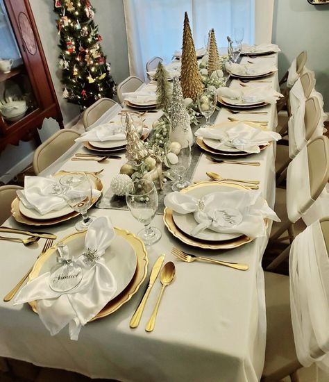 White And Gold Christmas Table, Elegant Christmas Table Decor, Christmas Table Set Up, New Years Eve Table Setting, Gold Christmas Table, Xmas Dinner Table, Christmas Dining Room Table, Elegant Christmas Table, Christmas Table Decorations Diy