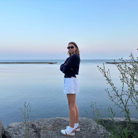 @allegrashaw wearing her Uncle Studios v-neck jumper on a walk by the water on a summer night Roadtrip Outfit Summer, Summer Nights Outfit, Roadtrip Outfit, Allegra Shaw, Minimalist Wardrobe Capsule, Road Trip Outfit, Summer Night Outfit, Evening Walk, Italy Outfits