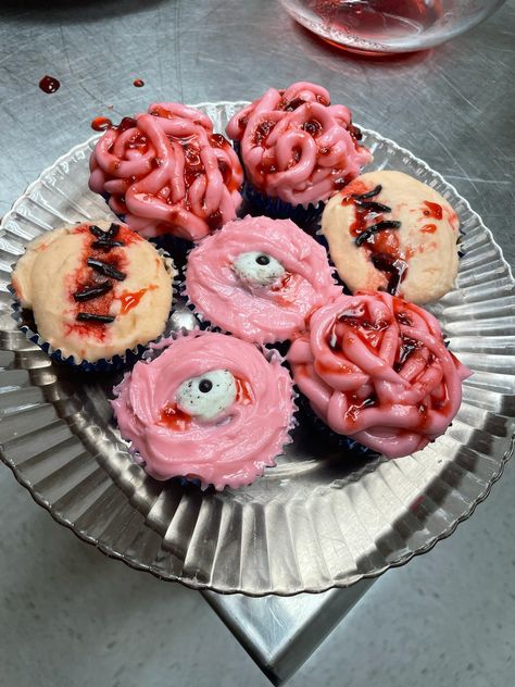 Scary Halloween Cupcakes Ideas, Scary Cupcakes, Halloween Cupcake Design, Halloween Sleepover, Cupcake Wars, Halloween Baking, Strawberry Cupcakes, Halloween Cupcakes, Halloween Desserts