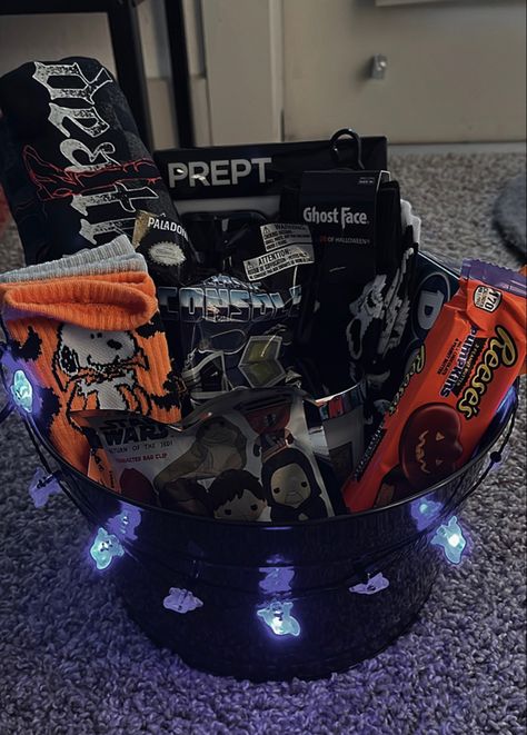 halloween boyfriend spooky basket inspo inspiration vampire snoopy peanuts star wars ghostface scream deathnote ryuk alt gamer boyfriend Halloween Boo Basket Ideas For Boyfriend Diy, Spooky Bf Basket, Boo Basket For Boyfriend Ideas, Boyfriend Gifts Gamer, Goth Boyfriend Gifts, Gifts For Emo Boyfriend, Snoopy Boo Basket, Boo Baskets For Couples, Alt Boyfriend Gifts