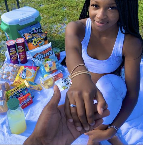 Picnic Dates, Picnic Date Food, Surprise Boyfriend, Creative Dates, Cute Date Ideas, Picnic Date, Cute Relationship Photos, Black Couples Goals, Animated Love Images