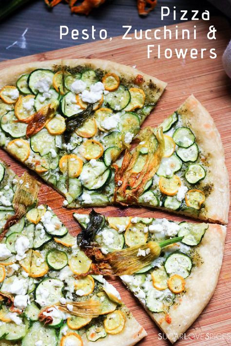 Pizza Pesto, Zucchini & Flowers Pizza Zucchini, Pizza Sweet, Pesto Zucchini, Baked Pizza, Zucchini Flowers, Arugula Pesto, Pesto Pizza, Zucchini Pizzas, Italian Recipes Easy