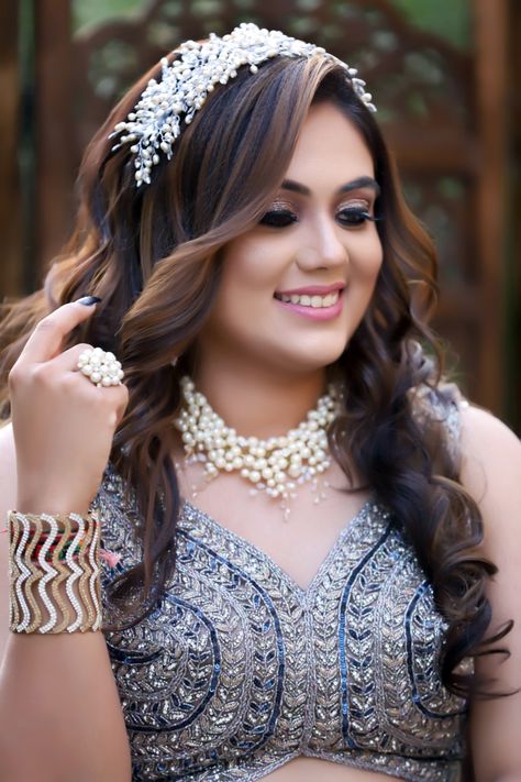 Open Hair Side Parting Hairstyle, Wedding Hairstyles For Big Foreheads, Hairstyles For High Foreheads, Mehendi Hair, Western Makeup, Open Hairstyle, Engagement Dress For Bride, Low Ponytail Hairstyles, Hair Canvas