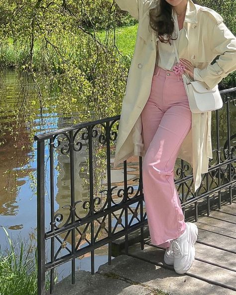 Coquette Trousers Outfit, Professional Coquette Outfit, Pink Coquette Outfit Aesthetic, Girly Outfits With Pants, Girly Outfits Pants, Coquette Outfits With Pants, Pastel Pink Pants Outfit, Pink Pants Aesthetic, Pink Pants Outfit Aesthetic