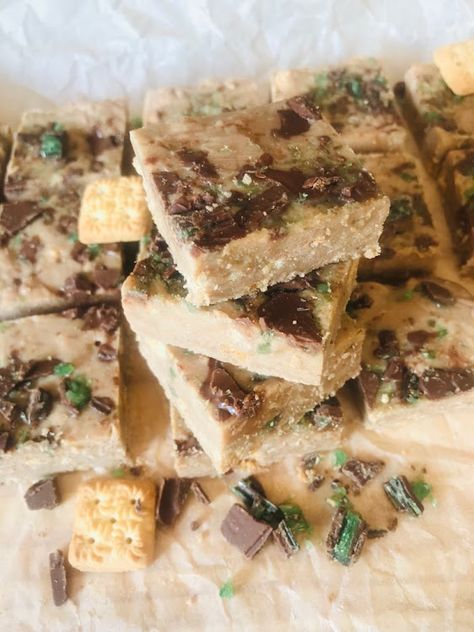 South African Fudge Recipe, Fudge Peppermint, Holiday Fudge Recipes, Peppermint Crisp Tart, Peppermint Crisp, Peppermint Fudge, Chocolate Slabs, Slices Recipes, Delish Recipes