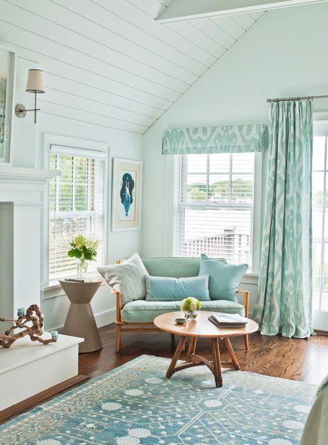 9 Beautiful Beach Style Living Rooms - Town & Country Living Summer House Living Room, Caribbean Interior, Cottage Glam, Coastal Style Living Room, Beach Style Living Room, Turquoise Living Room Decor, Turquoise Room, Living Room New York, Living Room Turquoise