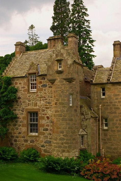 Cawdor Castle, Cawdor Scotland | Content in a Cottage Cawdor Castle, Small Castles, Medieval Castles, Castle Scotland, Castle Mansion, Scotland Castles, Tower House, Scottish Castles, Castle Ruins