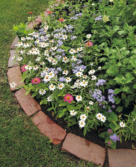 Brick Flower Bed, Brick Garden Edging, Brick Edging, Flower Bed Designs, Jardim Diy, Brick Garden, Lawn Edging, Landscape Edging, Garden Edging