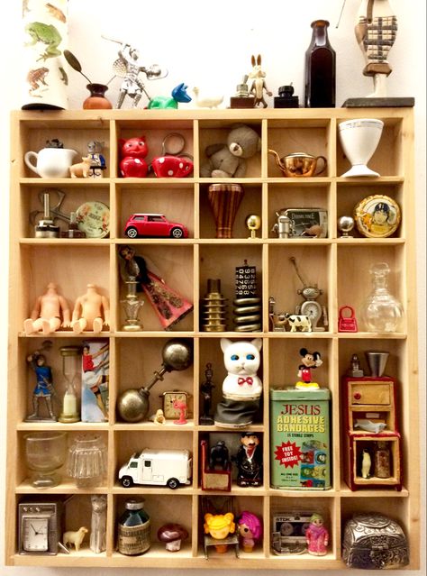 collection Display Figurines Ideas, Memorabilia Display Ideas, Souvenir Shelf, Trinket Shelves, Rocks Display, Vintage Toy Display, Soap Sculpture, Trinket Shelf, Knick Knack Shelf