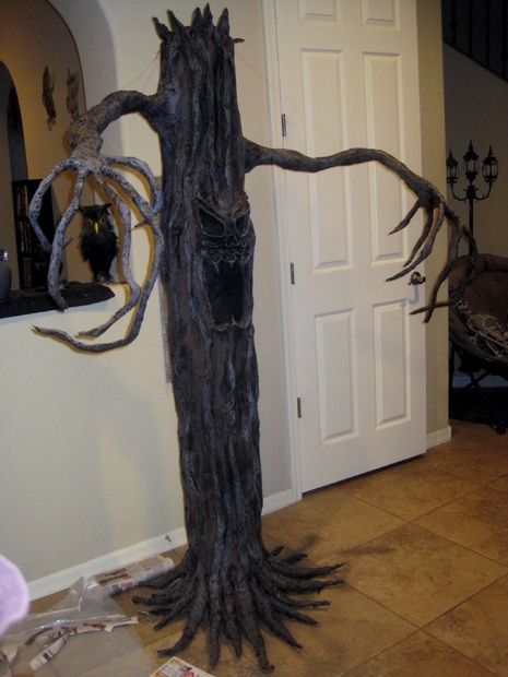 Paper mache haunted tree Diy Halloween Tree, Tree Props, Tree Monster, Haunted Tree, Halloween Forum, Halloween Props Diy, Haunted Forest, Spooky Trees, Paper Tree