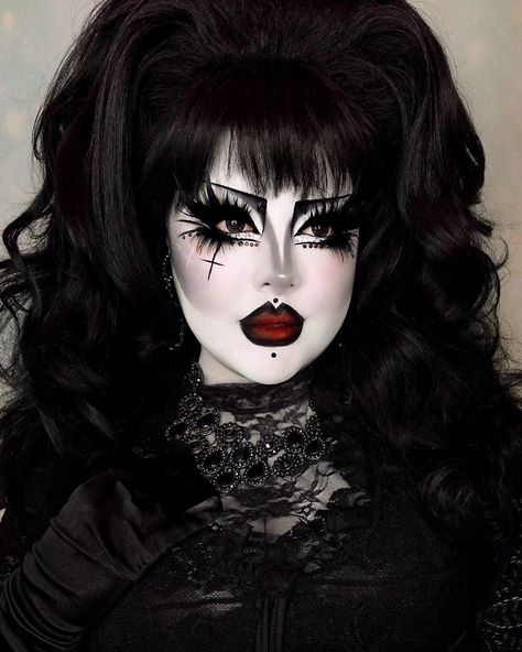 Happy World Goth Day 🦇🖤🥀 I kicked it off by seeing the queen of goth herself Siouxsie!! Swipe 2 see concert vids 🖤🖤🖤 #worldgothday #goth… | Instagram Goth Instagram, World Goth Day, Perky Goth, Pageant Makeup, Drag Queen Makeup, Makeup Drawing, Drag Makeup, Romantic Goth, Queen Makeup